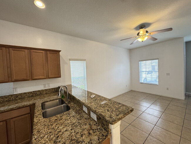 Building Photo - "Charming Tampa Retreat: Stylish 2-Bedroom...