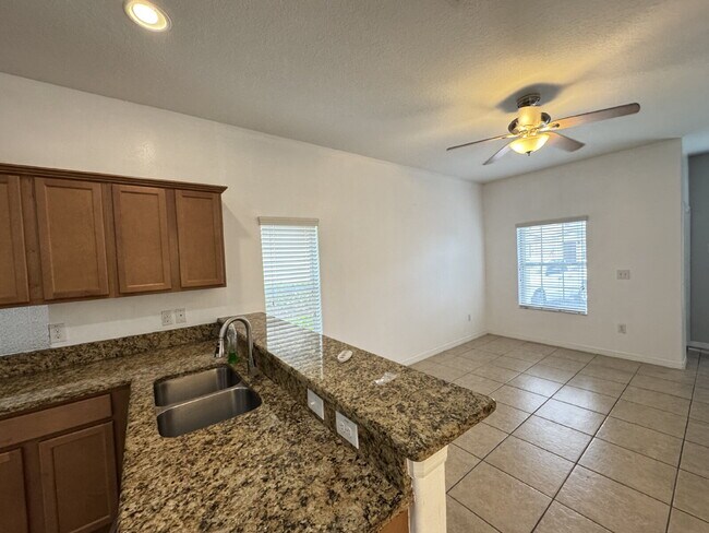 Building Photo - "Charming Tampa Retreat: Stylish 2-Bedroom with Granite Finishes & Guest Suite!"