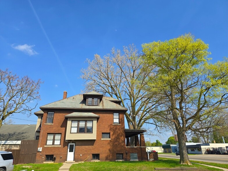 Building Photo - 26850 Seven Mile W