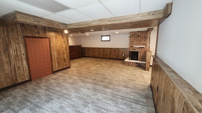 Building Photo - 229 Hickory St