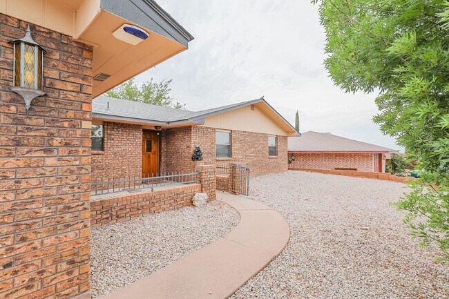 Building Photo - Spacious 3 Bedroom 2 bath with Solar Panels