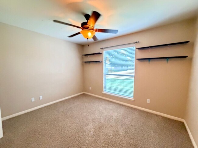 Building Photo - Spacious updated 3 bedroom home