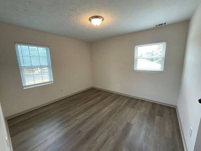 Building Photo - 8919 Yarmouth Dr