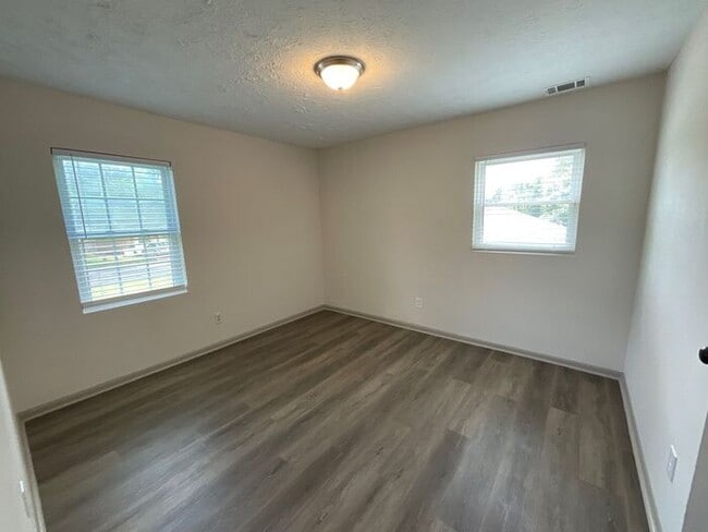 Building Photo - Stylish 3-Bedroom with Expansive Yards in ...