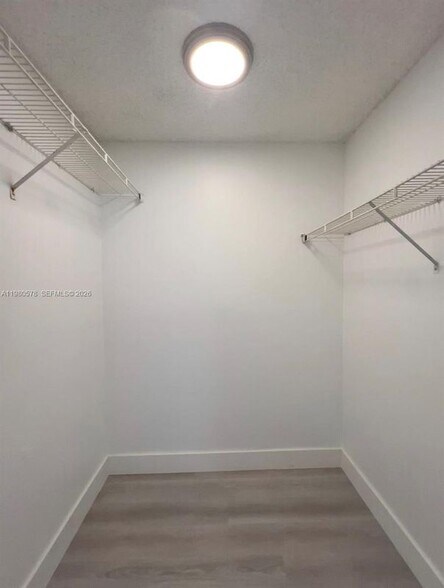 Building Photo - 640 S Park Rd