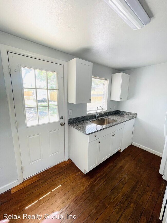 Building Photo - 1 br, 1 bath House - 1732 32nd Ave E