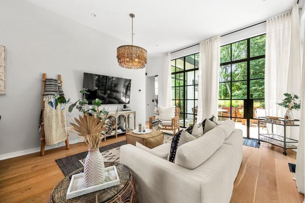 Building Photo - 1008 Albion Ave NE