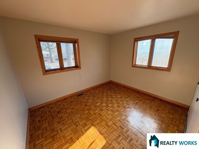 Building Photo - Large 3 bedroom, 2 Bath home available now!