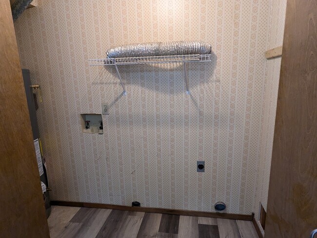 Laundry hookups - 1335 Applewood Ln