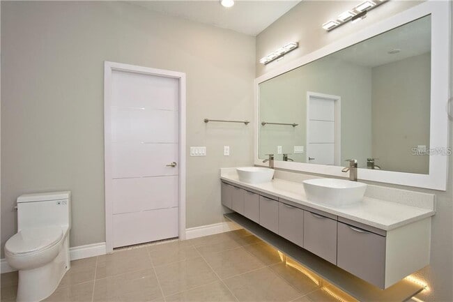 Building Photo - 1927 Greenbriar Ter