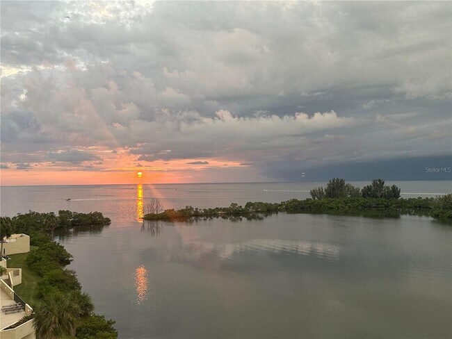 Building Photo - 6009 Sea Ranch Dr