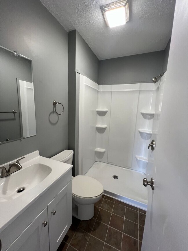 Building Photo - 3 bedroom/1 bathroom house