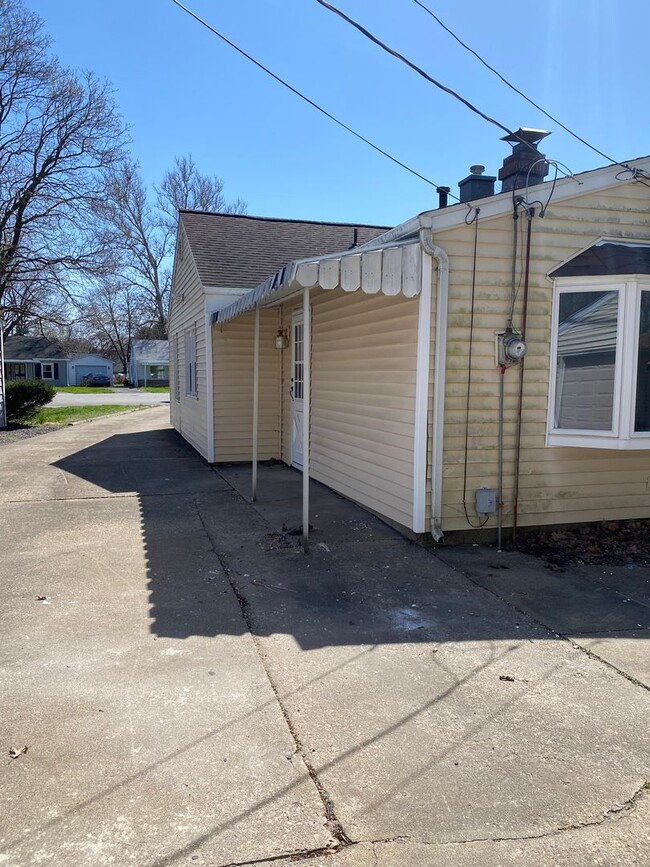 Building Photo - 3br 1bth 2cg. Huge back yard