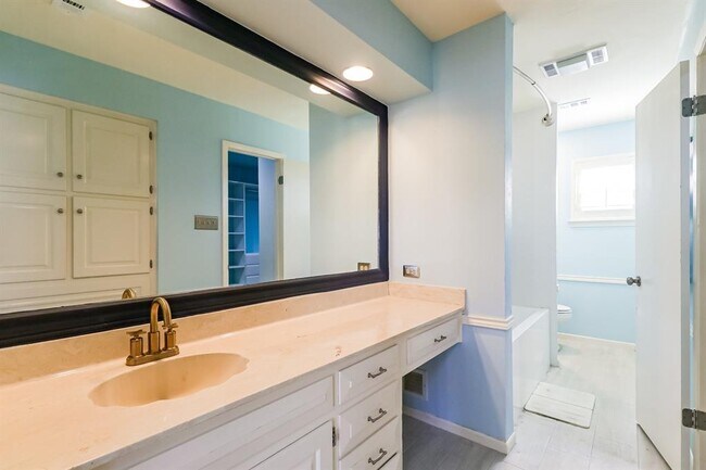 Building Photo - 208 Crescent Bluff