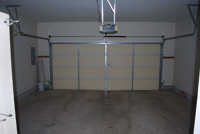 Building Photo - EXECUTE LIVING IN PRIVATE COMMUNITY