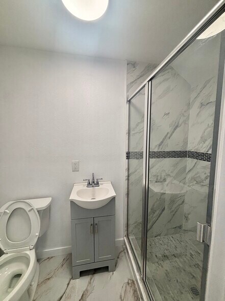 Building Photo - 1582 W 29th St