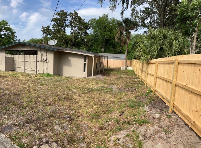 Building Photo - 3 bed 2 bath Home