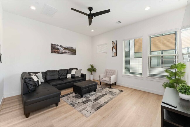 Building Photo - 2341 Eagle St