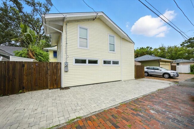 Building Photo - 221 13th Ave NE
