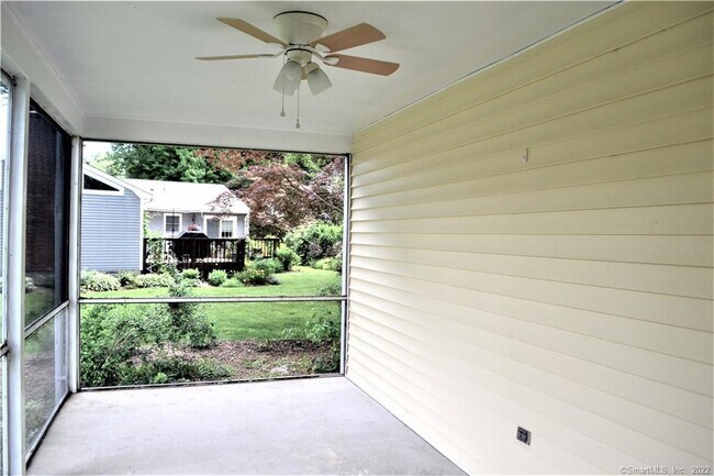 Building Photo - 4 Oriole Dr
