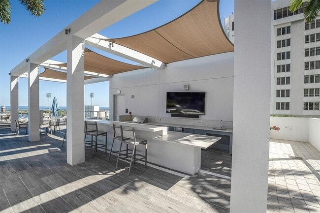 Building Photo - 301 1st St S