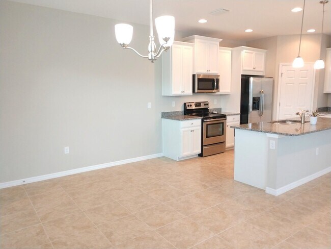 Building Photo - Impressive Annual Unfurnished Condo with C...