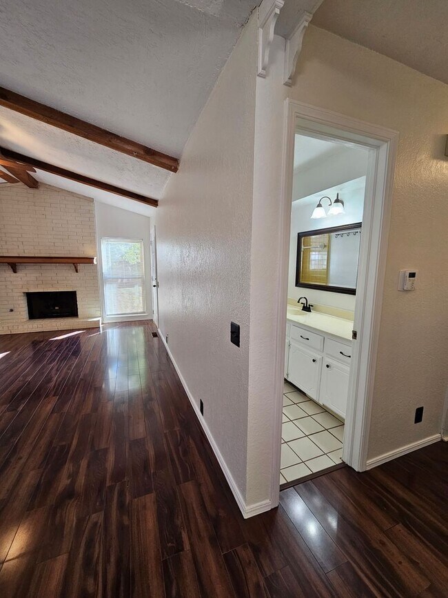 Building Photo - (3) Bed/(2) Bath Avail NOW! Oakhurst Addition!