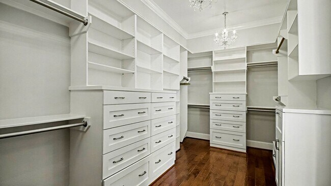 Building Photo - 726 W 30th St