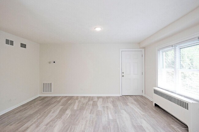 Building Photo - Student-Friendly UVA Apartment Convenient to Downtown