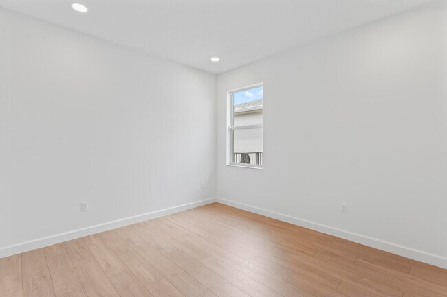 Building Photo - 12664 SW Eleanor Dr