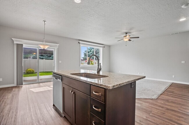 Building Photo - Beautiful 3bd/2.5ba Home w/Office Space & Bonus Loft