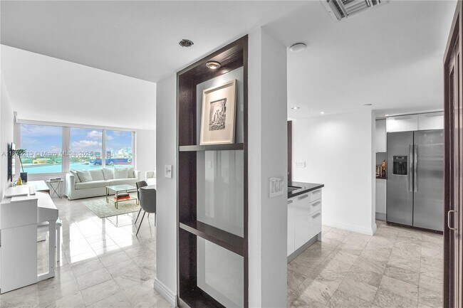 Building Photo - 400 South Pointe Dr