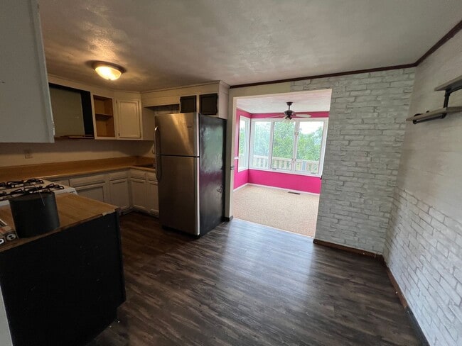 Building Photo - Welcome to this charming 2-bedroom, 1-bathroom home located in the desirable area of Creve Coeur,...