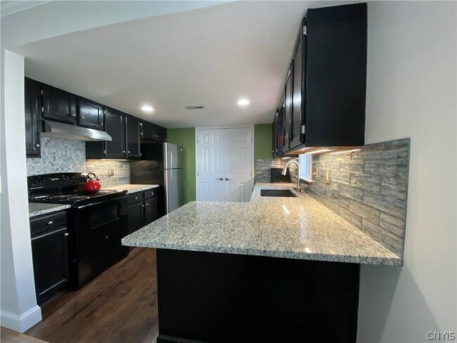 Building Photo - 447 Summerhaven Dr N