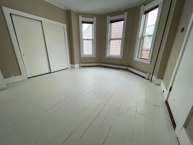 Building Photo - 55 Oak St