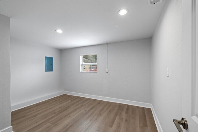 Building Photo - 1010 27th St