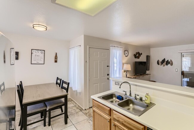 Building Photo - FULLY FURNISHED 2 bedroom condo near UNLV!