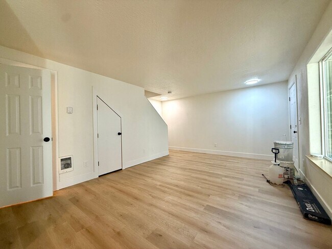 Building Photo - 0148-01