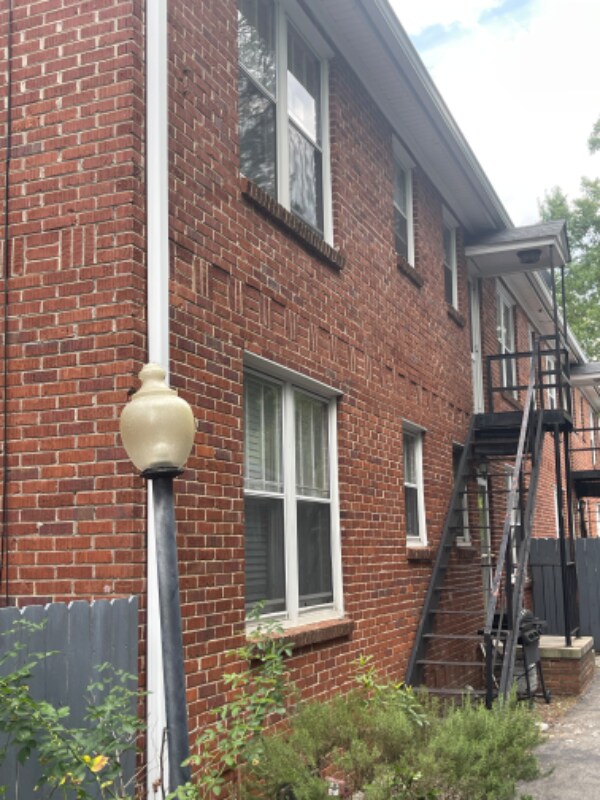 Building Photo - 3407 River Dr