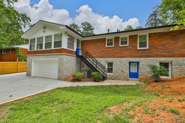 Building Photo - "Stunning 5-Bed, 3-Bath Haven with Sunroom...