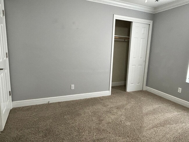 Building Photo - Large Beautiful Home!