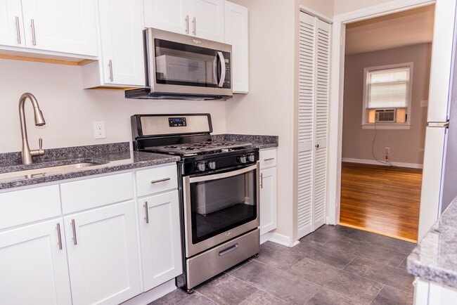 Building Photo - ONE MONTH FREE-Sign by 2/28/2026: Walk to Carytown & the Fan