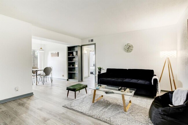 Building Photo - 4018 Blue Bonnet Blvd