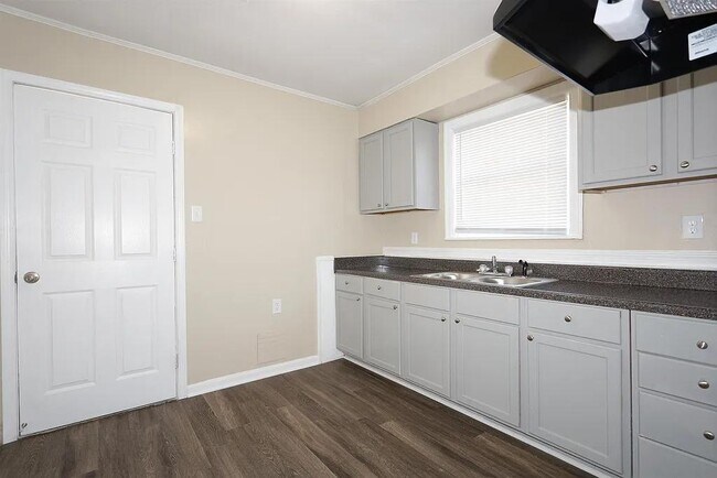 Building Photo - 93 E Fernwood Ave