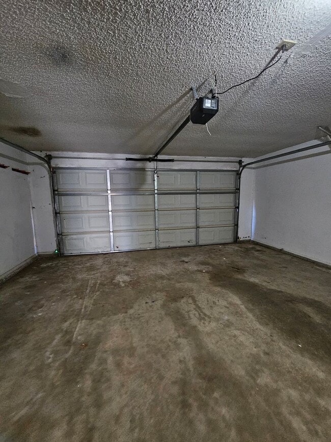 Building Photo - (2) Bed/(1.5) Bath Townhome Available NOW!