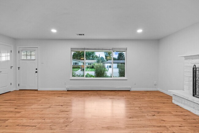 Building Photo - Charming and Renovated 4 Bedroom 2 Bathroo...