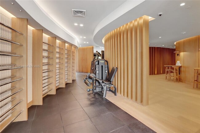 Building Photo - 2655 S Bayshore Dr
