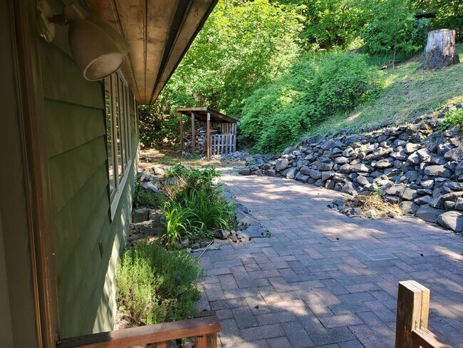 Building Photo - Large Tucked Away South Hill Home!