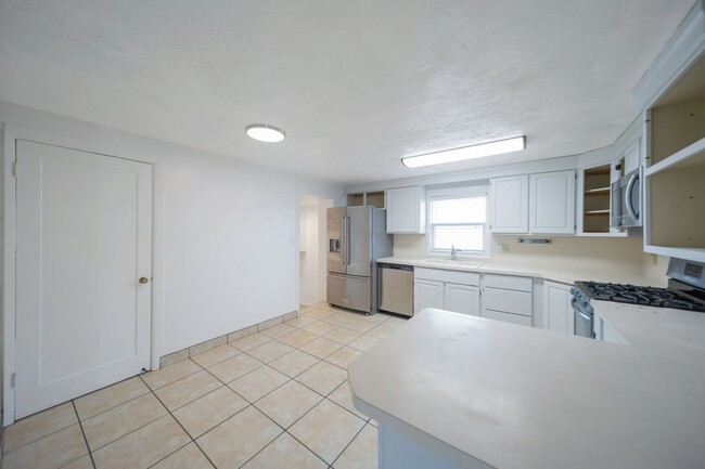 Building Photo - Spacious 3 Bed, 3 Bath Pet-Friendly Home w...