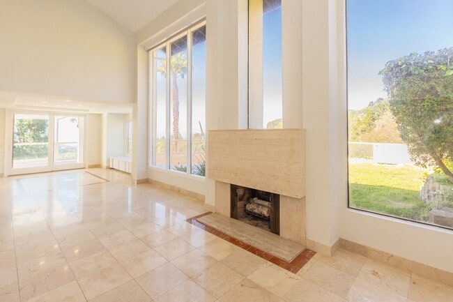 Building Photo - 4 Bedroom / 3 Bathroom Home With Panoramic...